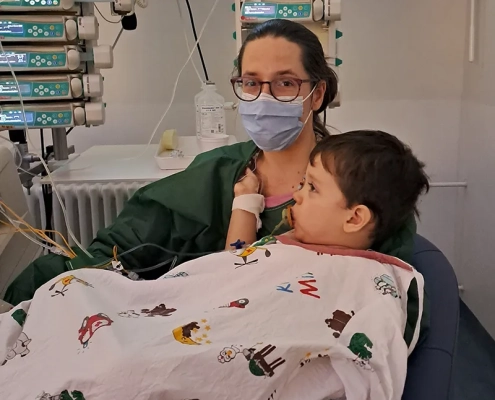 Műtét után anya kezében